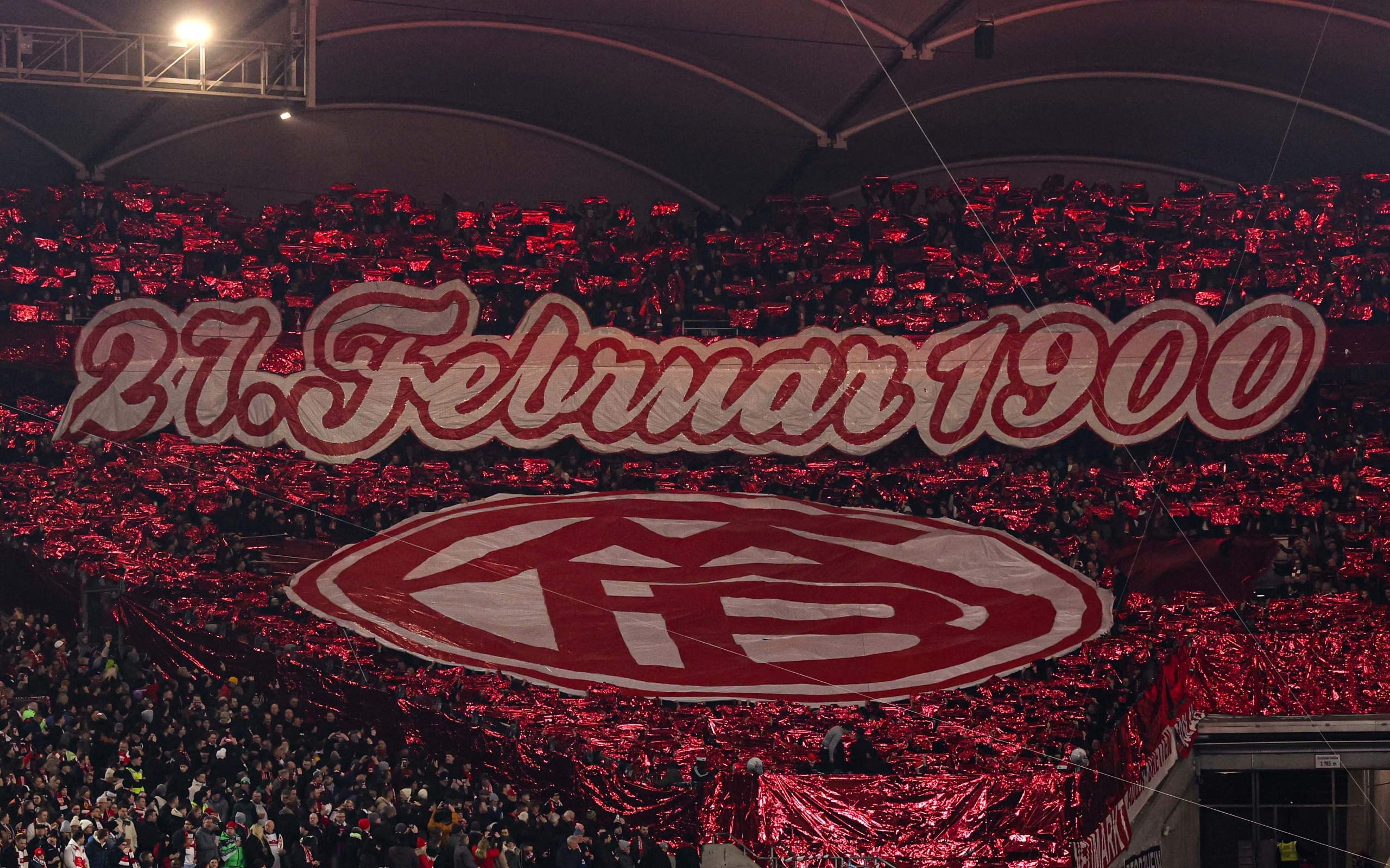 拜仁球迷在看臺(tái)展示TIFO，慶祝俱樂部成立125周年