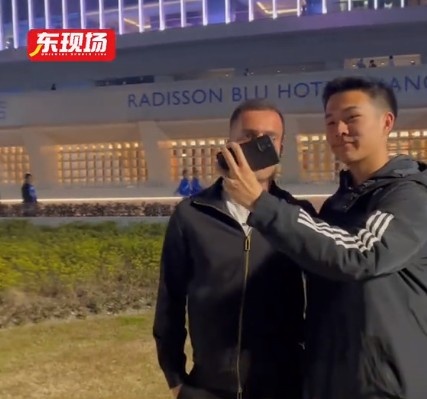塞爾吉尼奧現(xiàn)身上海八萬人體育場，并與球迷親切打招呼合影