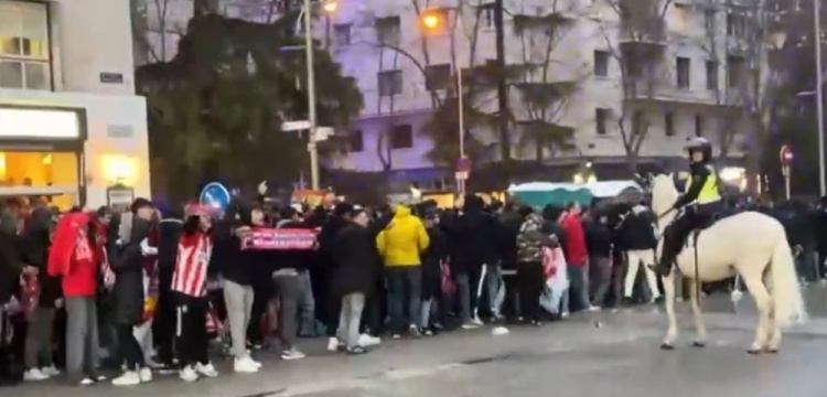 馬競球迷進入伯納烏時向人群投擲雜物，導致安保對其進行脫鞋檢查