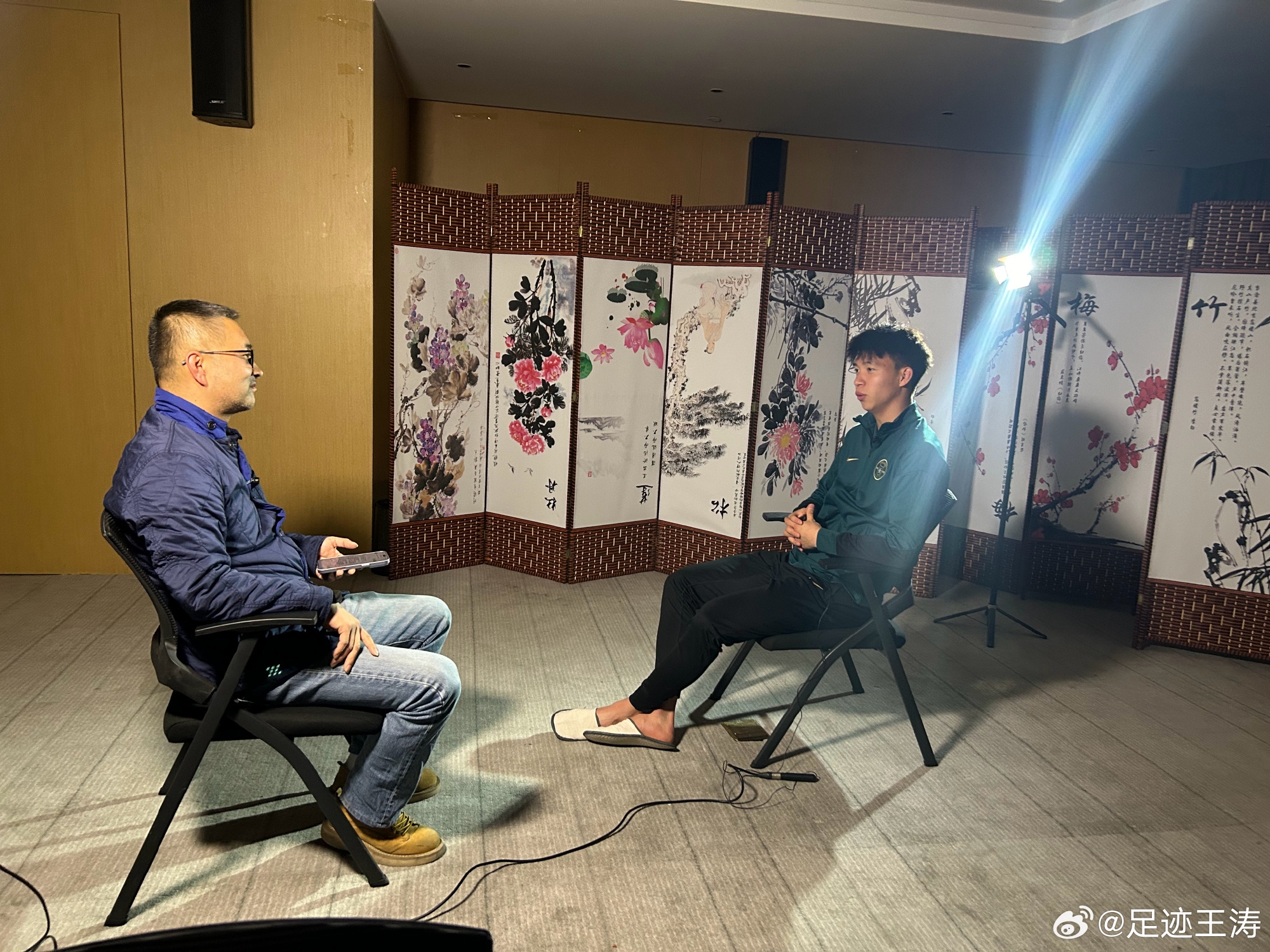 記者：王鈺棟視韋世豪為偶像&想加他微信，現(xiàn)進(jìn)了國足不知加到?jīng)]