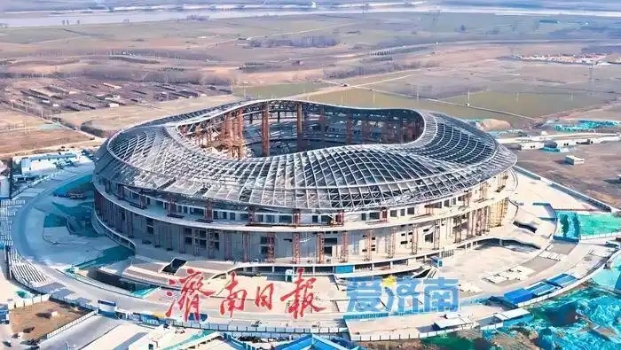 魯媒：戴上1.6萬噸“鋼鐵巨冠”，黃河體育中心球場(chǎng)完成屋蓋施工