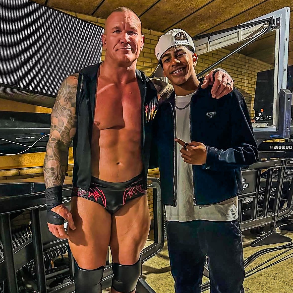 小心RKO！亞馬爾現(xiàn)場觀戰(zhàn)WWE，和奧爾頓、Triple H等合影