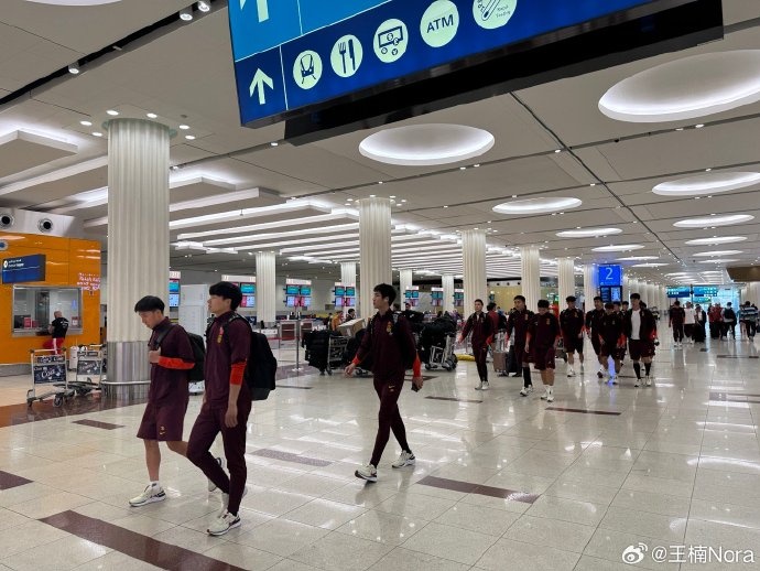 進(jìn)入客戰(zhàn)沙特最后沖刺！國(guó)足離開(kāi)迪拜，乘坐班機(jī)前往利雅得