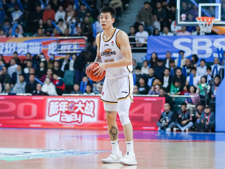 攻防俱佳！張鎮(zhèn)麟15中8拿到19分7板6助5斷2帽