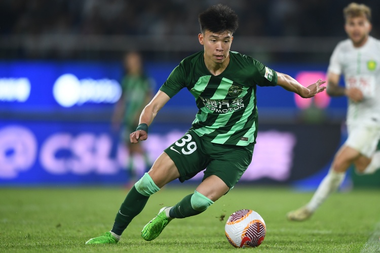 打幾分？浙江小將王鈺棟半場數(shù)據(jù)：觸球19次，2次射門0射正